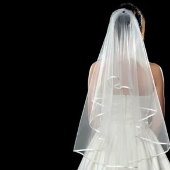Two tier white or ivory veil with ribbon edging. - Picture 2 of 7